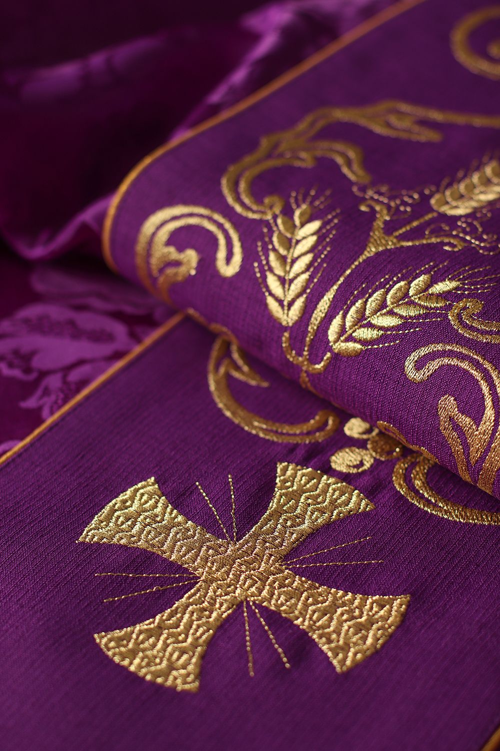 Ornat haftowany IHS i PAX - fioletowy (H36) - ORNATY NA WIELKI POST - zdjęcie 3 - Ornat haftowany IHS i PAX - fioletowy (H36)