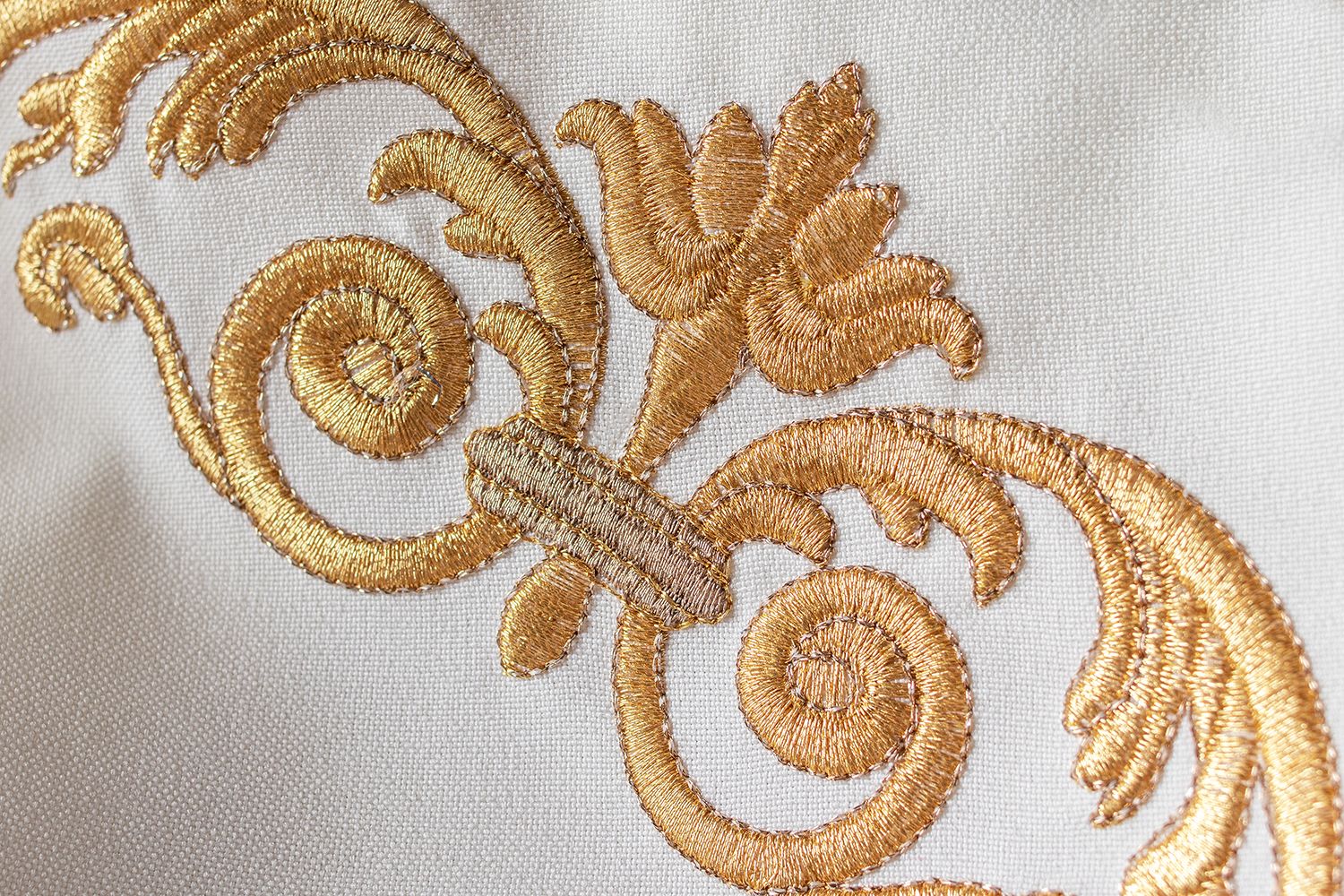 Ornat haftowany IHS - ecru (H38) - Ornaty białe/ ecru - zdjęcie 3 - Ornat haftowany IHS - ecru (H38)