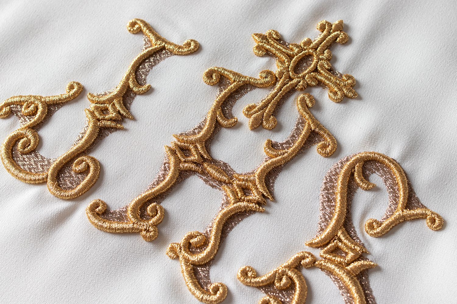 Ornat haftowany IHS - ecru (H38) - Ornaty białe/ ecru - zdjęcie 4 - Ornat haftowany IHS - ecru (H38)