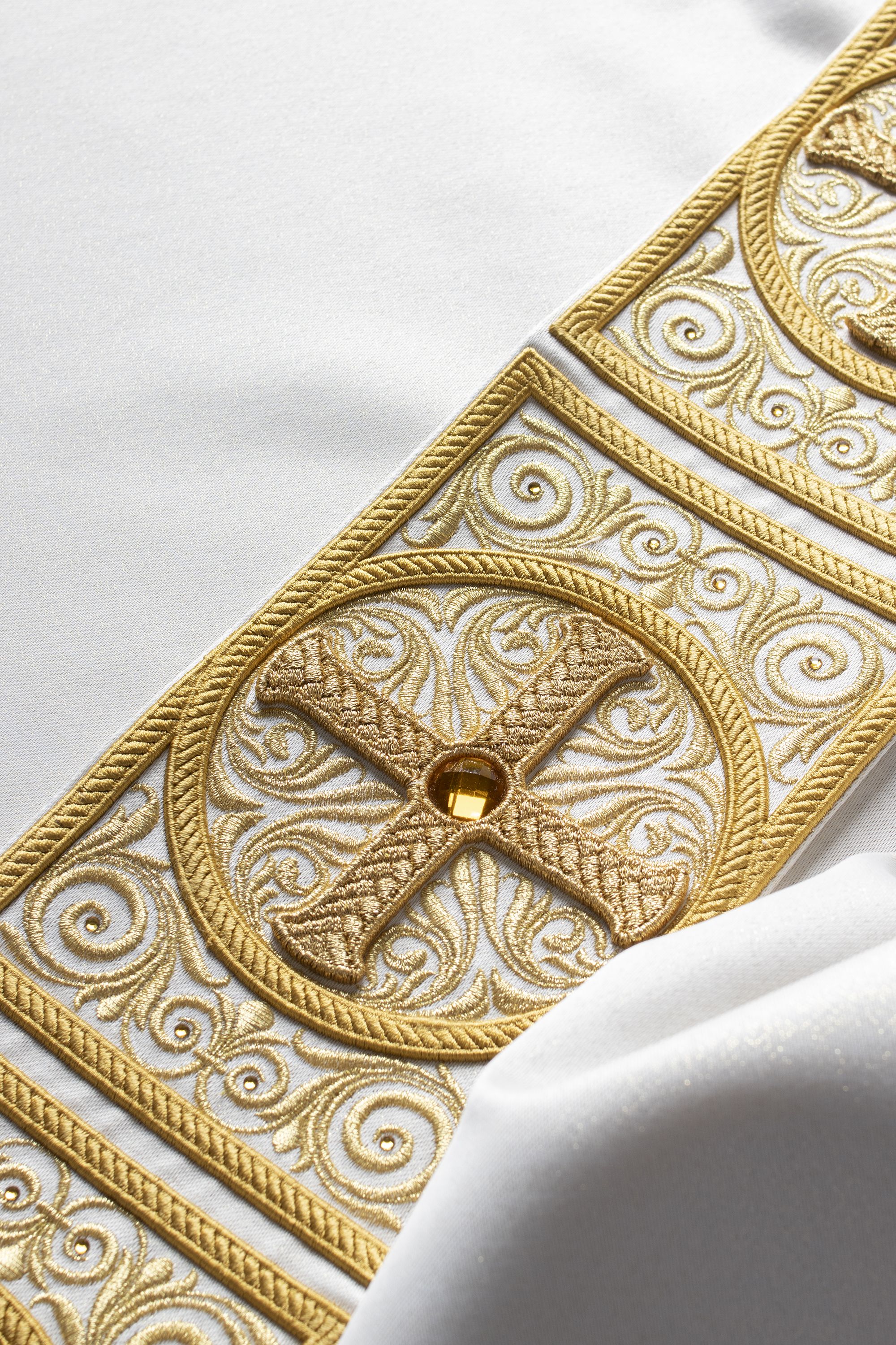 Ornat bogato haftowany, ozdobne kamienie - ecru (H60) - Ornaty białe/ ecru - zdjęcie 5 - Ornat bogato haftowany, ozdobne kamienie - ecru (H60)