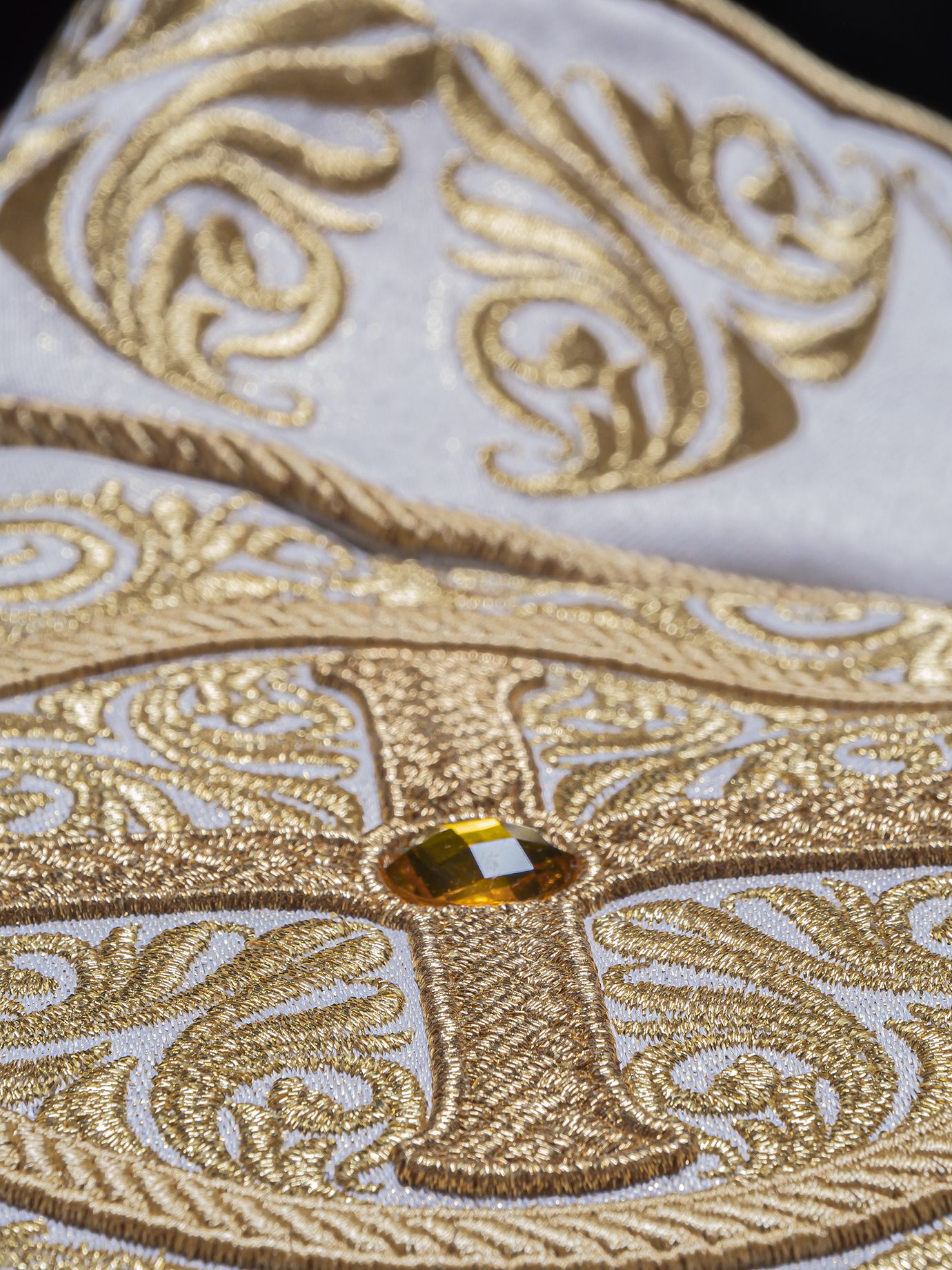 Ornat bogato haftowany, ozdobne kamienie - ecru (H60) - Ornaty białe/ ecru - zdjęcie 4 - Ornat bogato haftowany, ozdobne kamienie - ecru (H60)