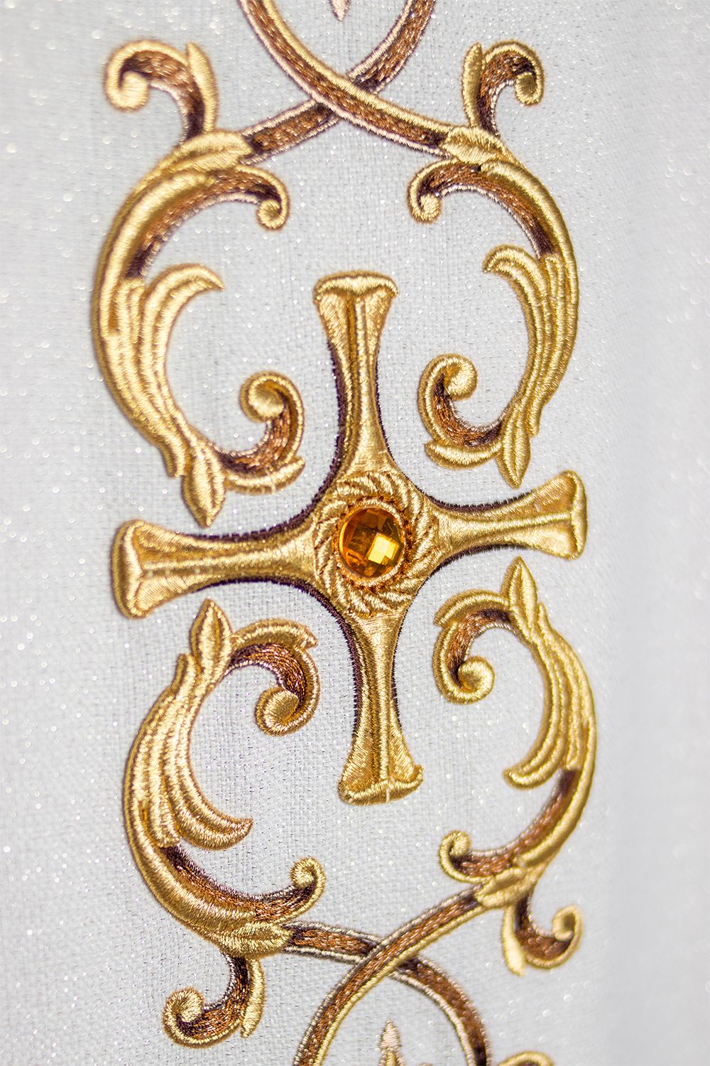 Ornat bogato haftowany, ozdobne kamienie - ecru (H61) - Ornaty białe/ ecru - zdjęcie 5 - Ornat bogato haftowany, ozdobne kamienie - ecru (H61)