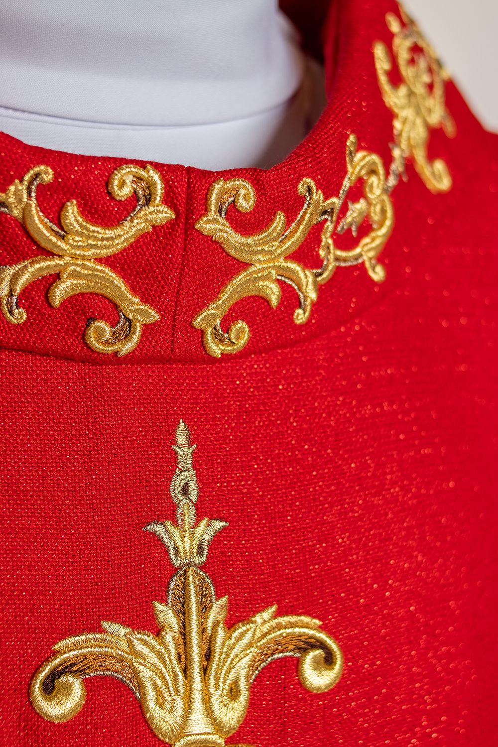 Ornat bogato haftowany, ozdobne kamienie - czerwony (H63) - Ornaty czerwone - zdjęcie 3 - Ornat bogato haftowany, ozdobne kamienie - czerwony (H63)