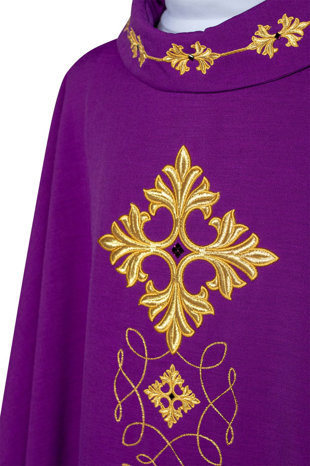 Ornat bogato haftowany, ozdobne kamienie - fioletowy (H67) - Ornaty fioletowe - zdjęcie 3 - Ornat bogato haftowany, ozdobne kamienie - fioletowy (H67)