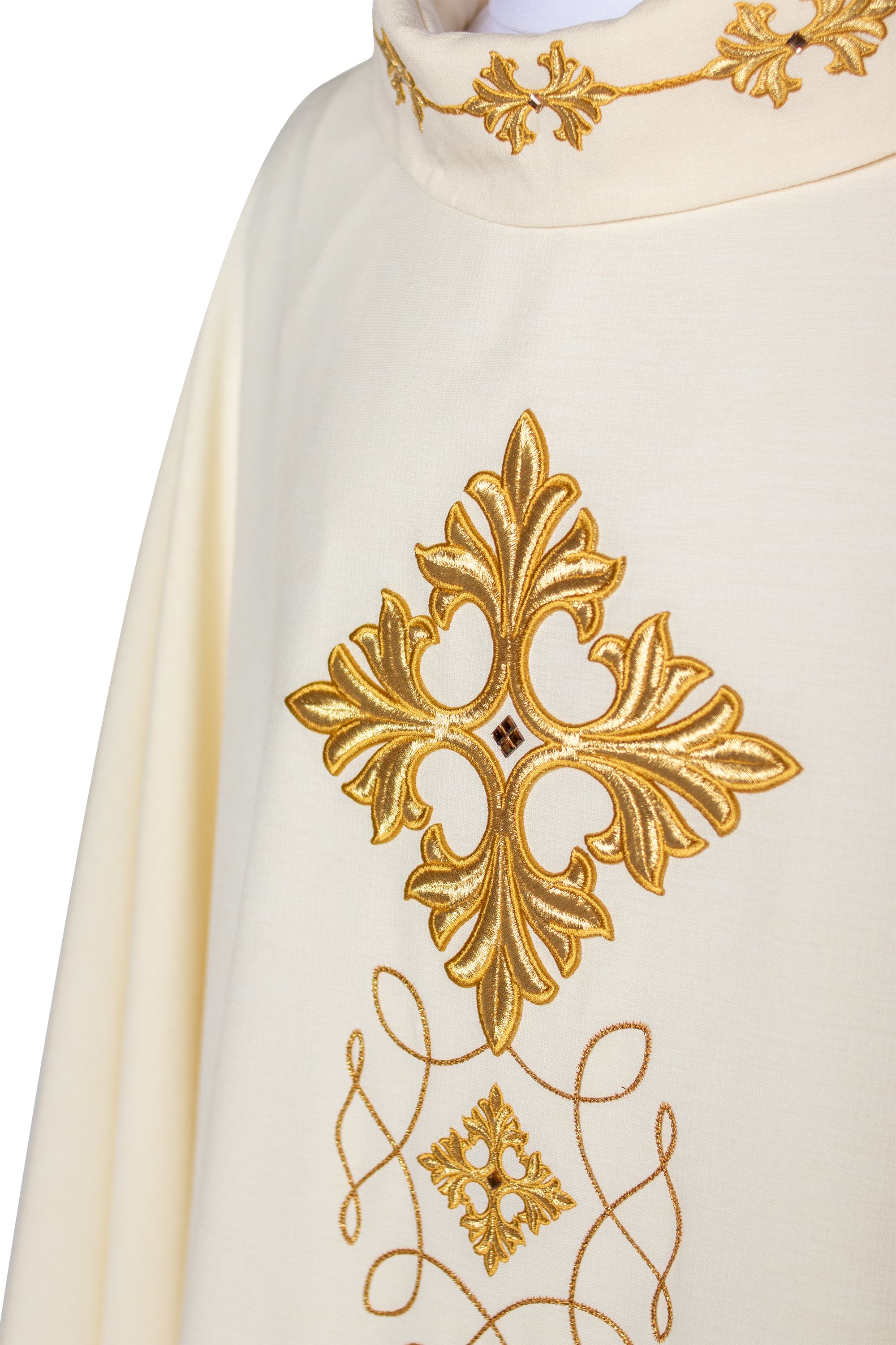 Ornat bogato haftowany, ozdobne kamienie - ecru (H70) - Ornaty białe/ ecru - zdjęcie 3 - Ornat bogato haftowany, ozdobne kamienie - ecru (H70)