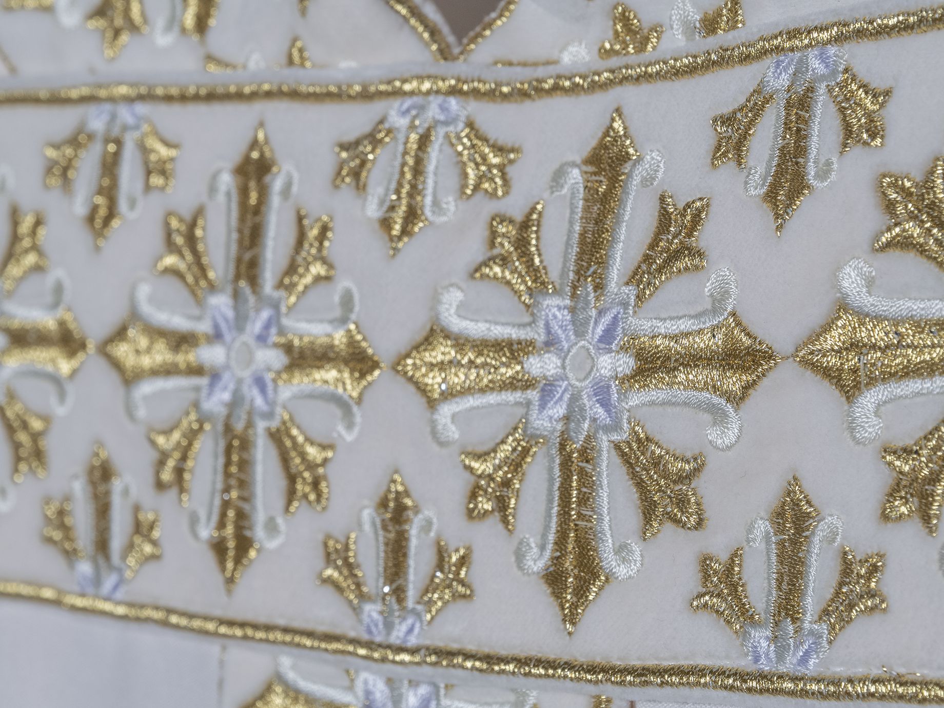 Ornat z haftowanym pasem i kołnierzem. motyw krzyża - ecru (H87) - Ornaty białe/ ecru - zdjęcie 2 - Ornat z haftowanym pasem i kołnierzem. motyw krzyża - ecru (H87)