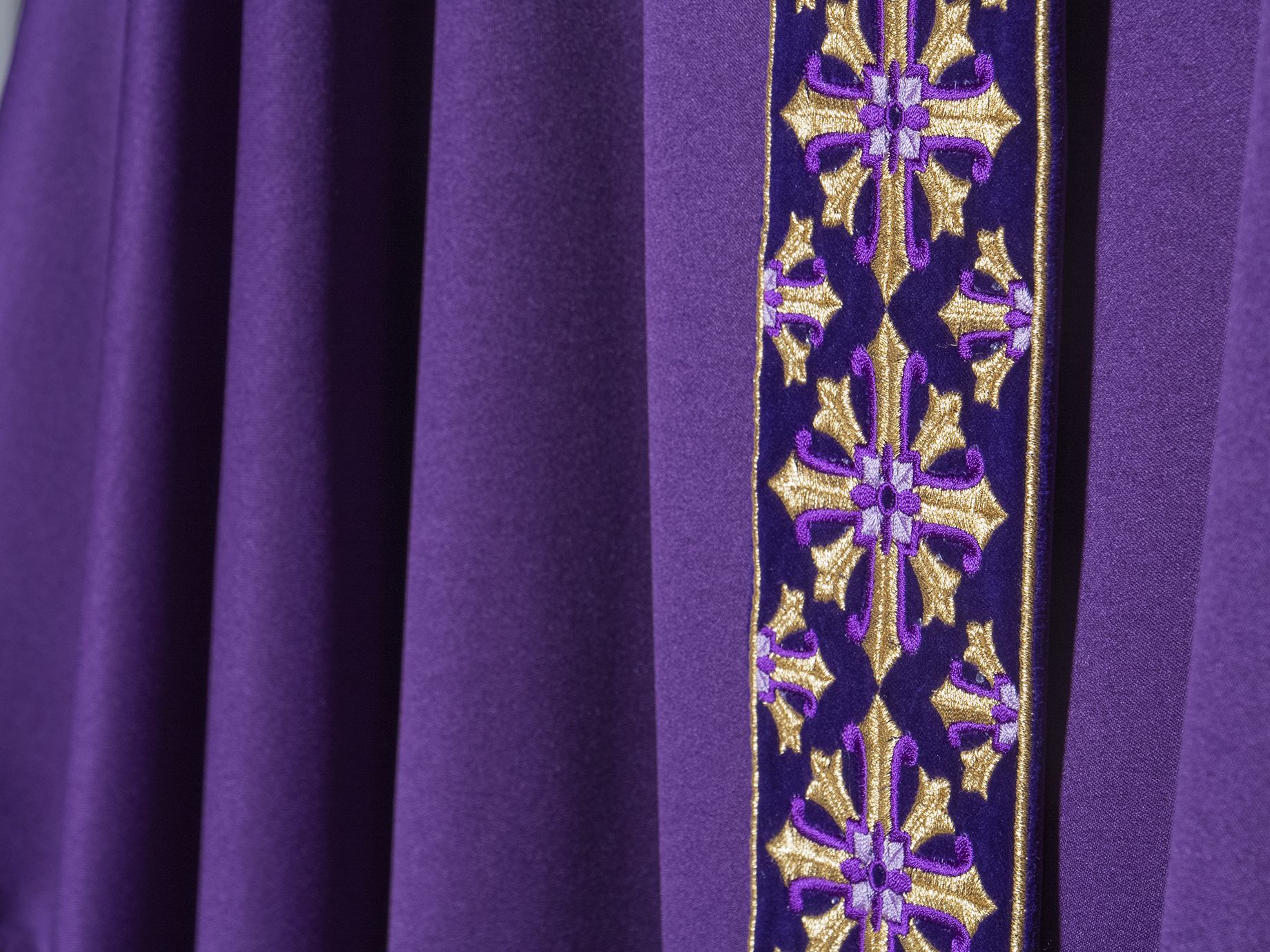 Ornat z haftowanym pasem i kołnierzem. motyw krzyża - fioletowy (H88) - ORNATY NA WIELKI POST - zdjęcie 2 - Ornat z haftowanym pasem i kołnierzem. motyw krzyża - fioletowy (H88)