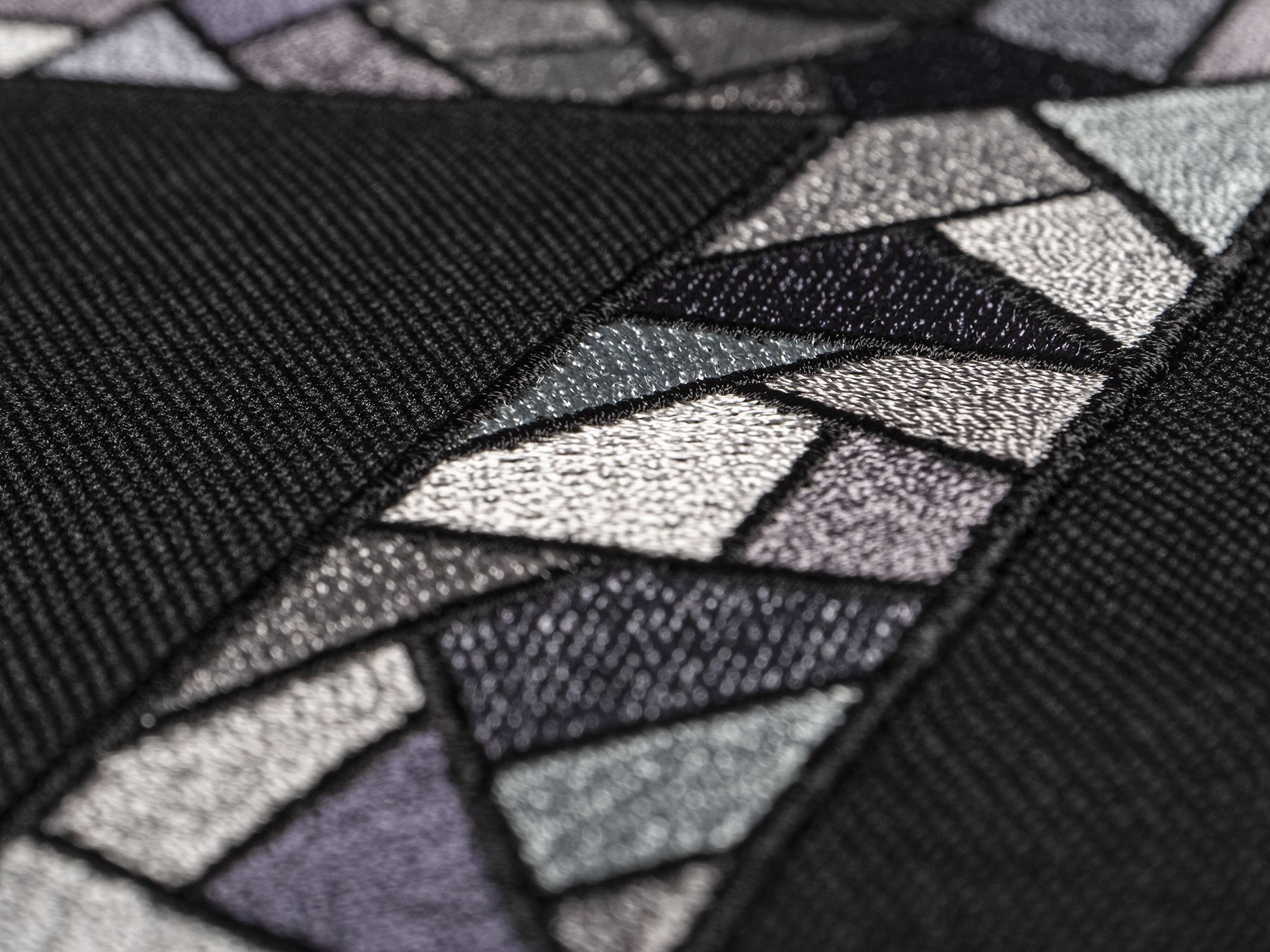 Ornat haftowany z symbolem krzyża - czarny (H117) - ornaty czarne - zdjęcie 2 - Ornat haftowany z symbolem krzyża - czarny (H117)