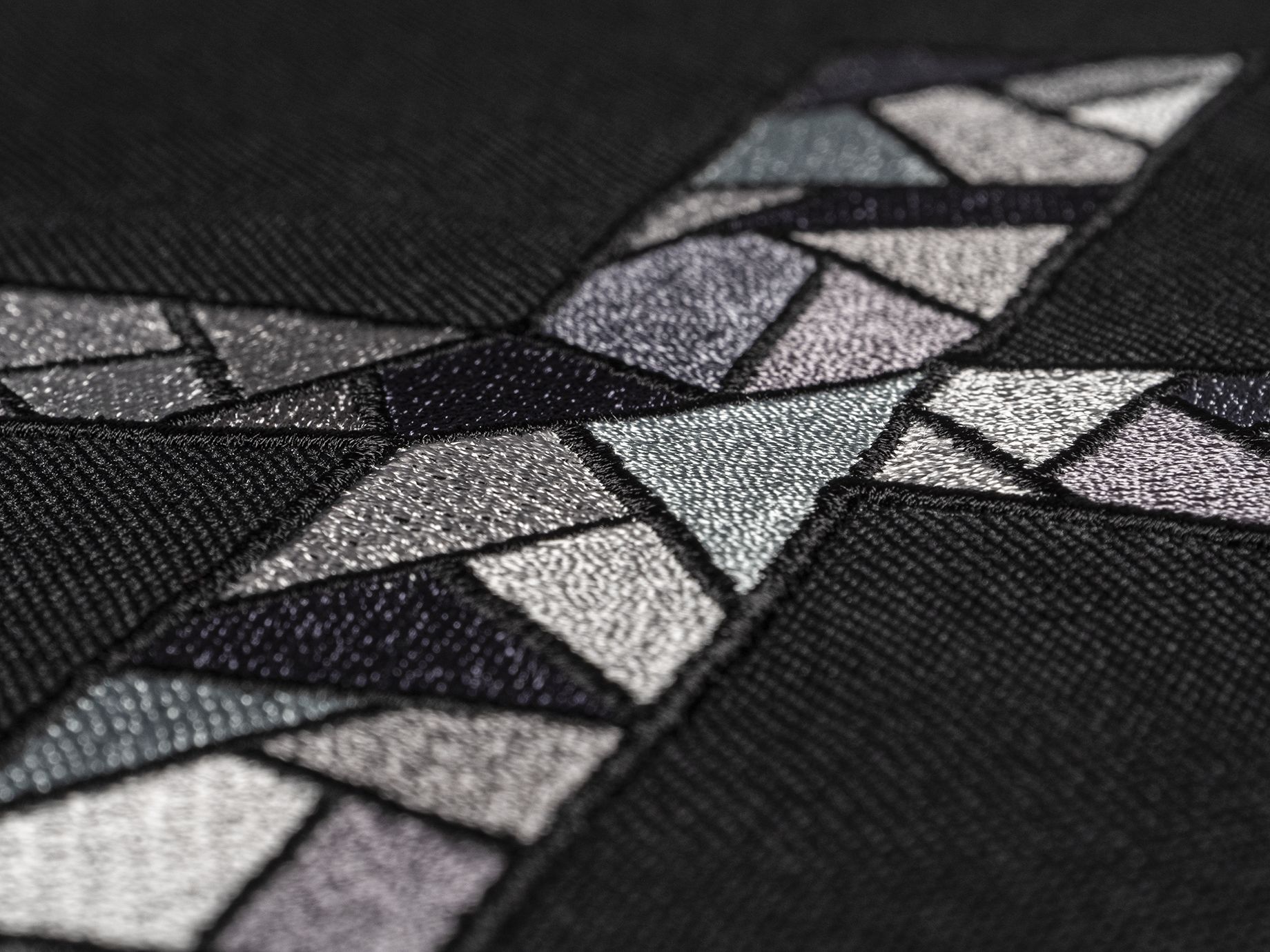 Ornat haftowany z symbolem krzyża - czarny (H117) - ornaty czarne - zdjęcie 3 - Ornat haftowany z symbolem krzyża - czarny (H117)