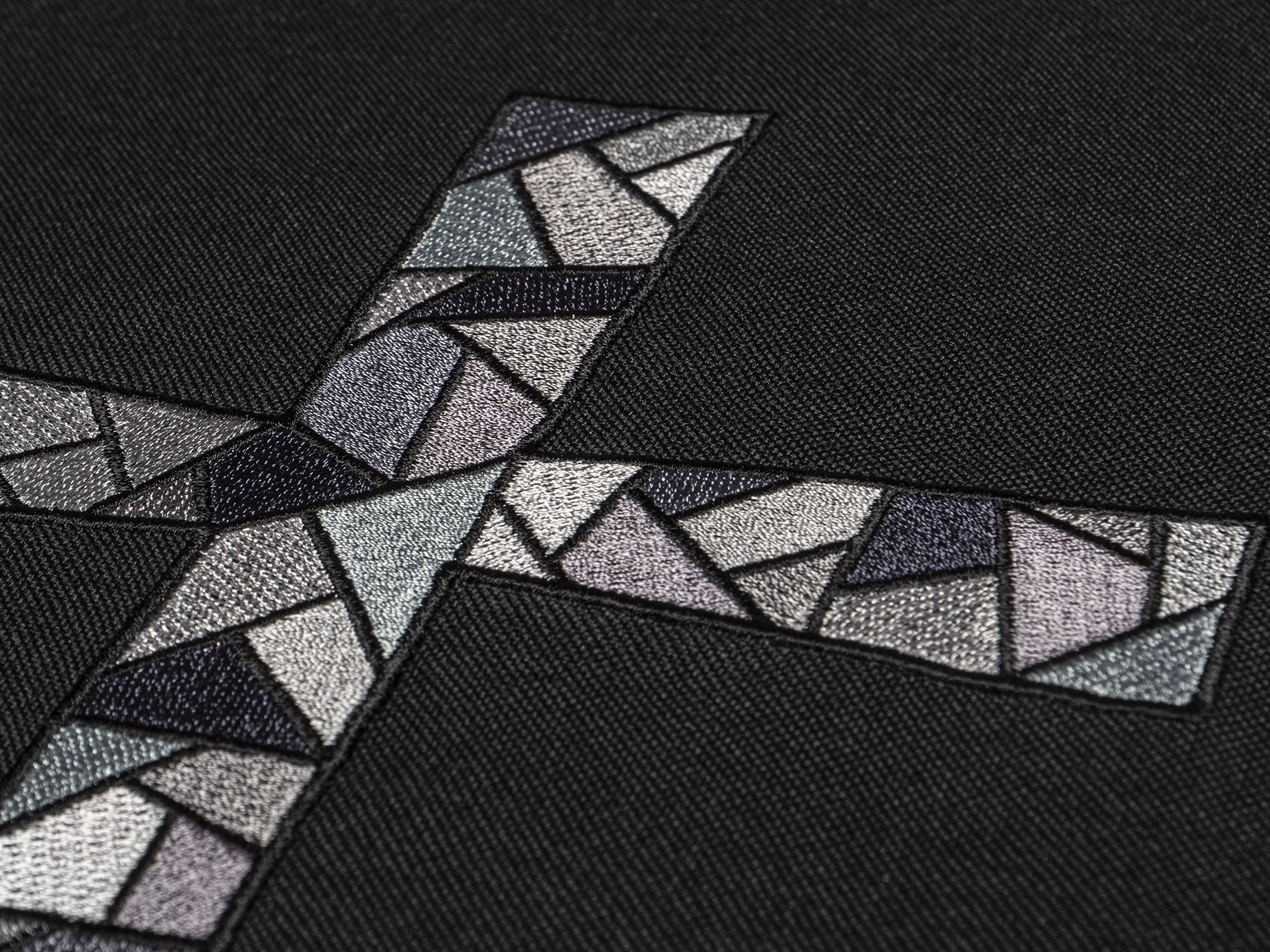 Ornat haftowany z symbolem krzyża - czarny (H117) - ornaty czarne - zdjęcie 4 - Ornat haftowany z symbolem krzyża - czarny (H117)