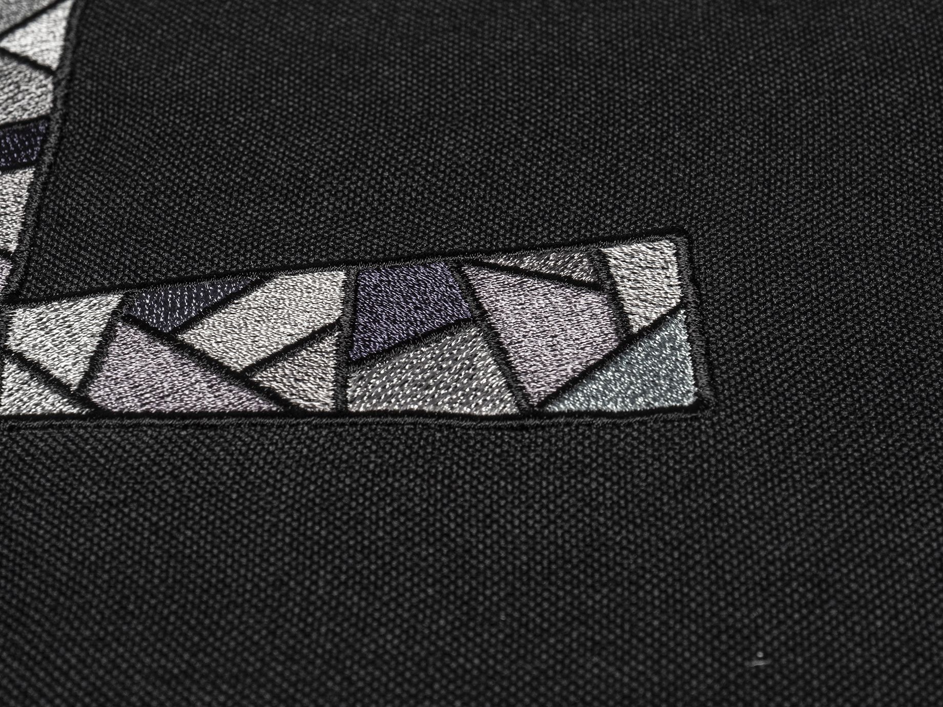 Ornat haftowany z symbolem krzyża - czarny (H117) - ornaty czarne - zdjęcie 5 - Ornat haftowany z symbolem krzyża - czarny (H117)