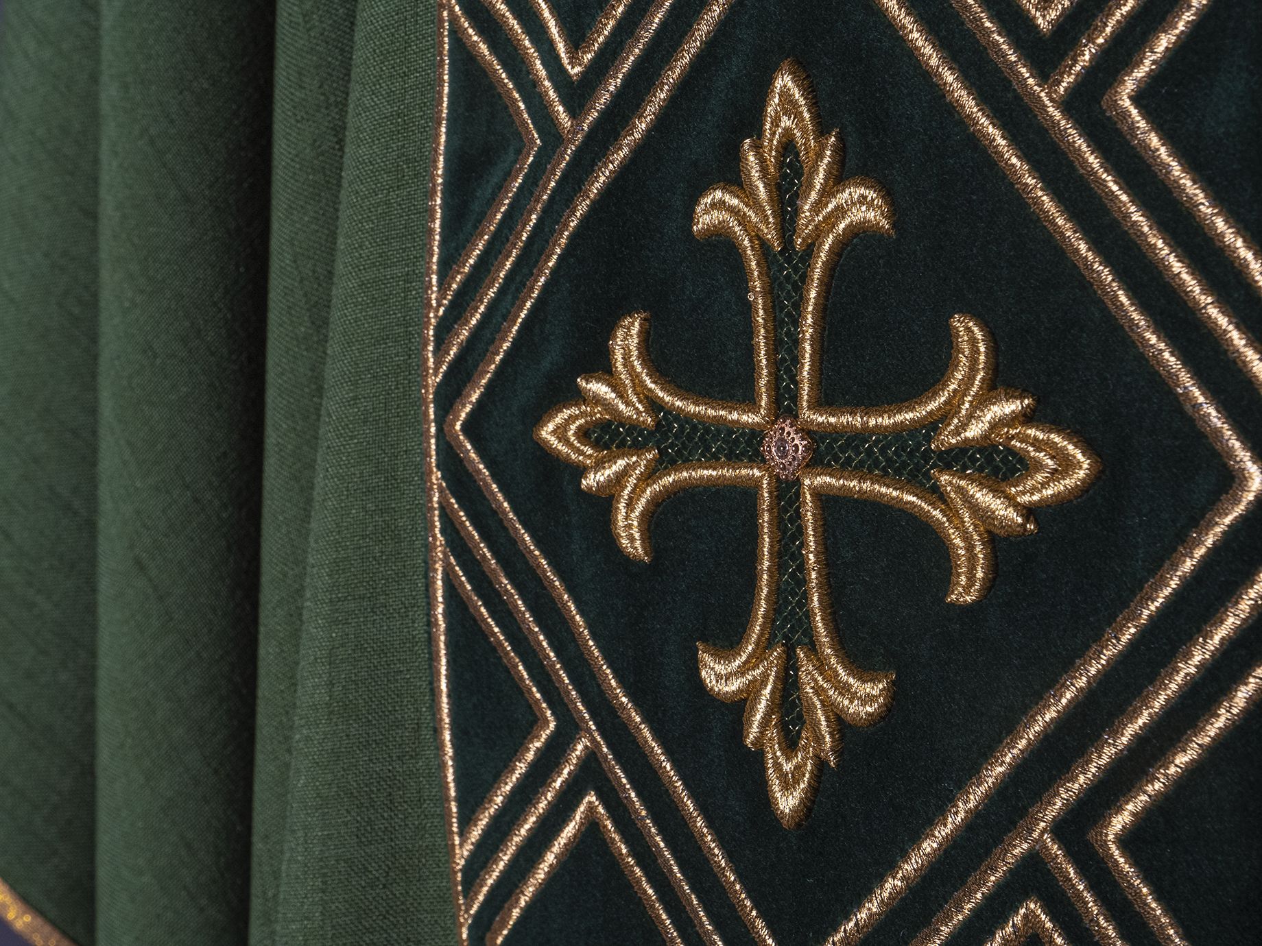 Ornat haftowany z symbolem Krzyża - zielony (H154) - Ornaty zielone - zdjęcie 3 - Ornat haftowany z symbolem Krzyża - zielony (H154)