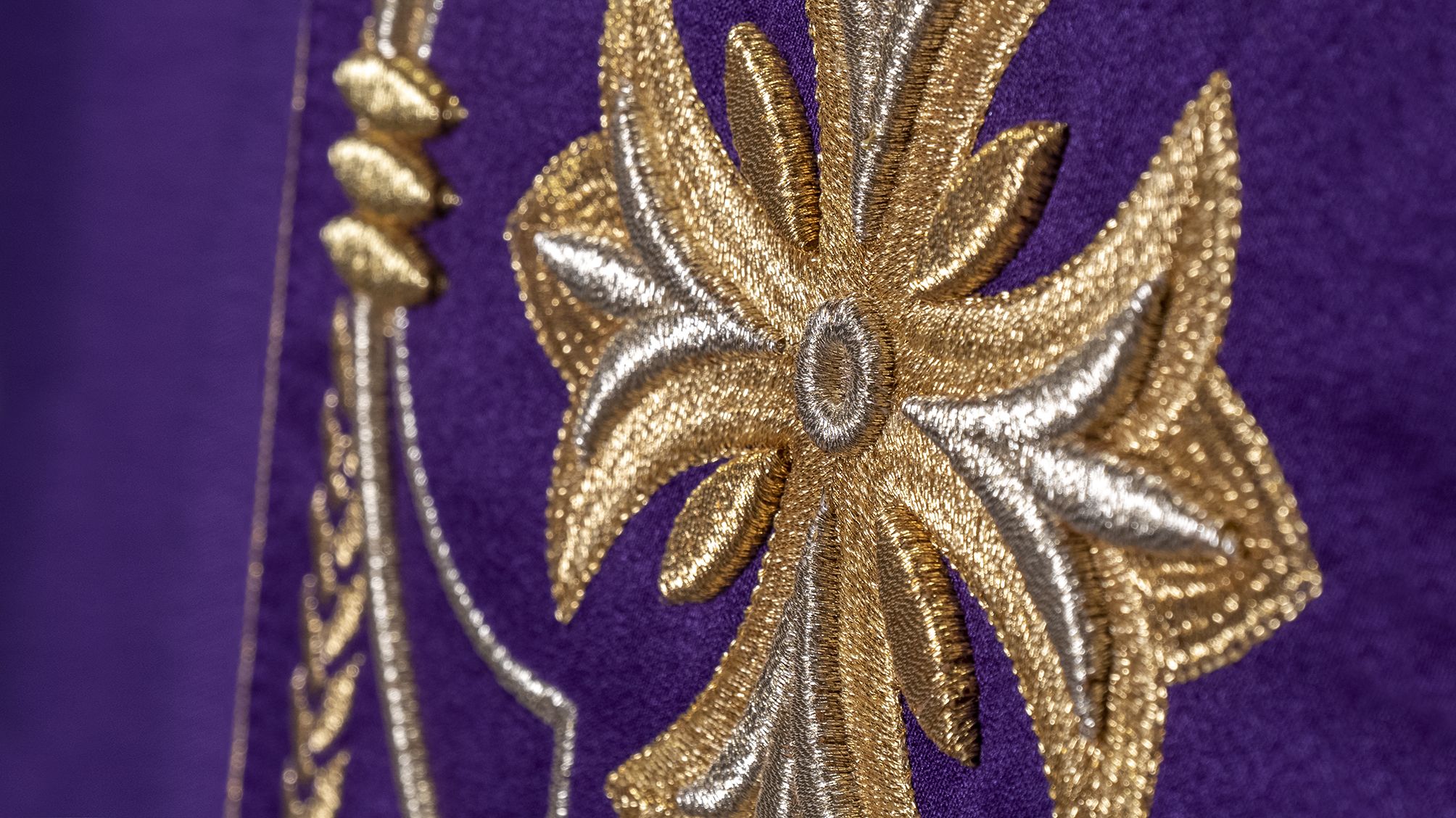 Ornat bogato haftowany - fioletowy (H158) - Ornaty fioletowe - zdjęcie 3 - Ornat bogato haftowany - fioletowy (H158)