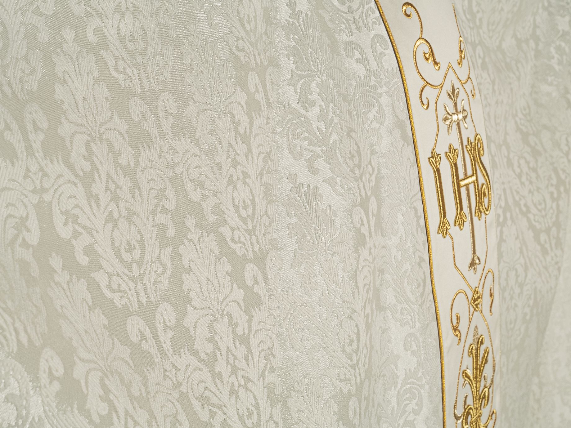 Ornat bogato haftowany IHS - ecru (H163) - Ornaty białe/ ecru - zdjęcie 2 - Ornat bogato haftowany IHS - ecru (H163)