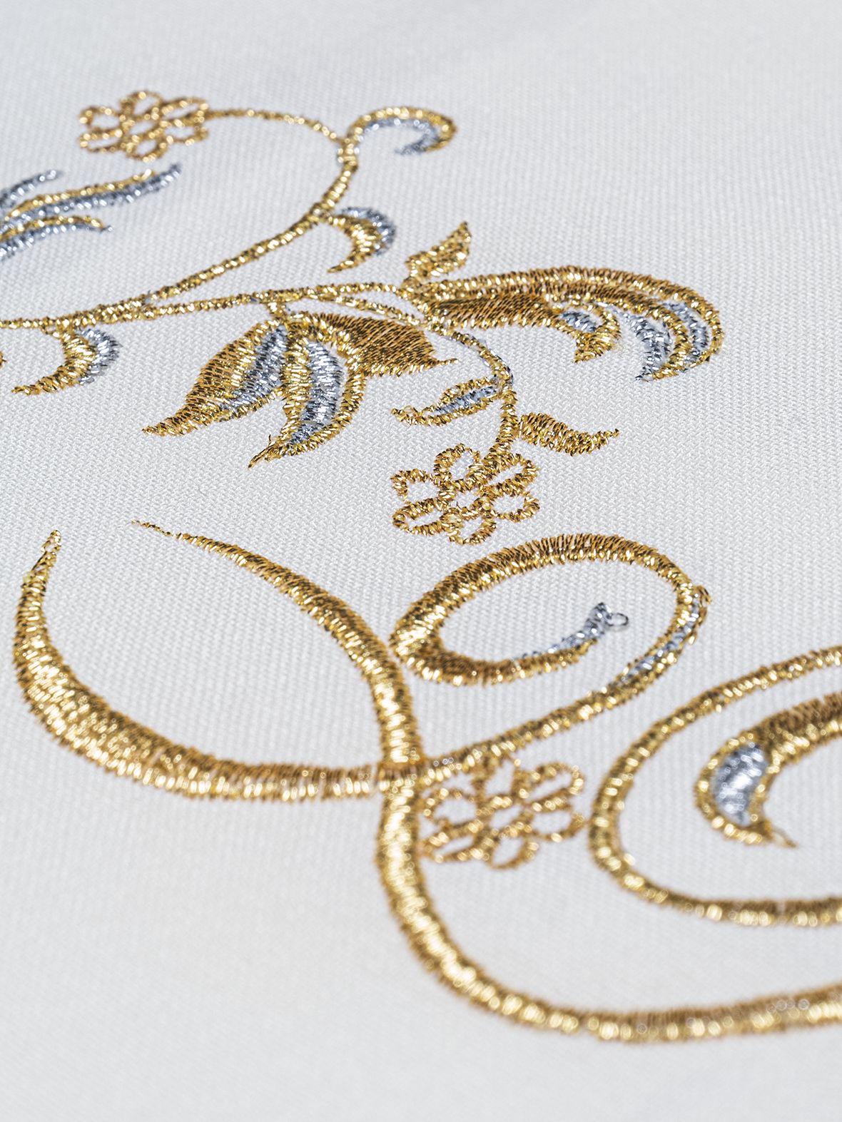 Alba kapłańska z golfem + ozdobny haft (1H) - KOMŻE I ALBY  KAPŁAŃSKIE - zdjęcie 2 - Alba kapłańska z golfem + ozdobny haft (1H)