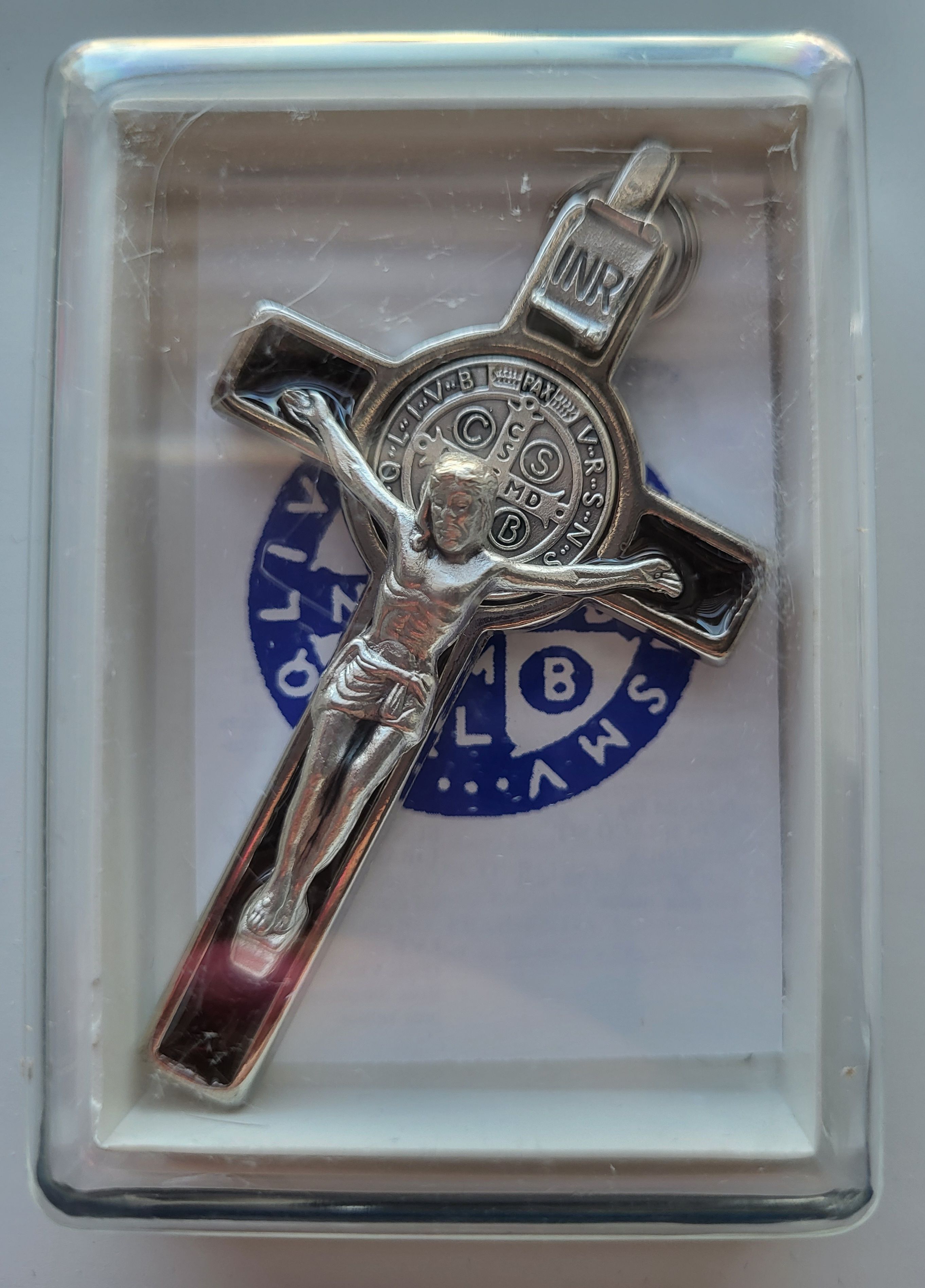 Krzyż Św. Benedykta, metalowy, emalia brązowa 8 x 4,2 cm - KRZYŻE, KRZYŻYKI - Nowość