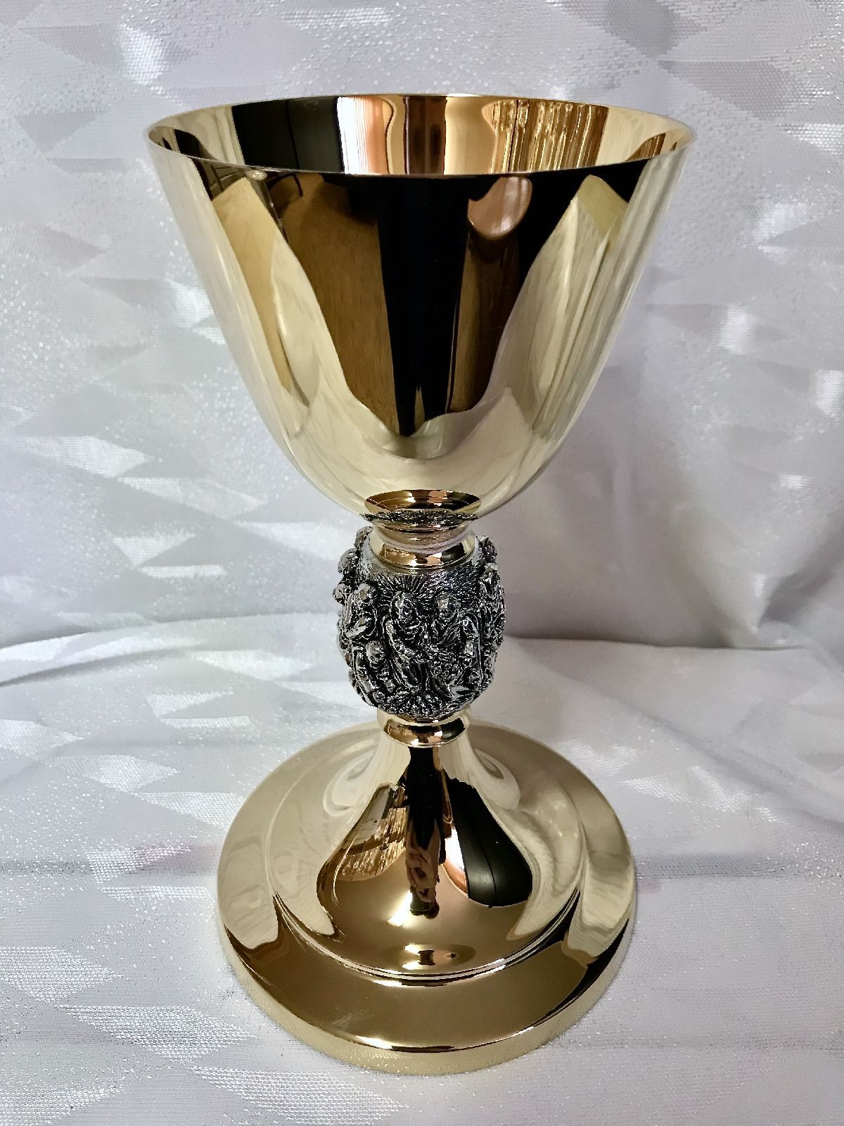 Kielich mszalny, nodus sceny z Kany Galilejskiej, pozłacany i oksydowany - 20 cm (22D) - KIELICHY MSZALNE - Nowość