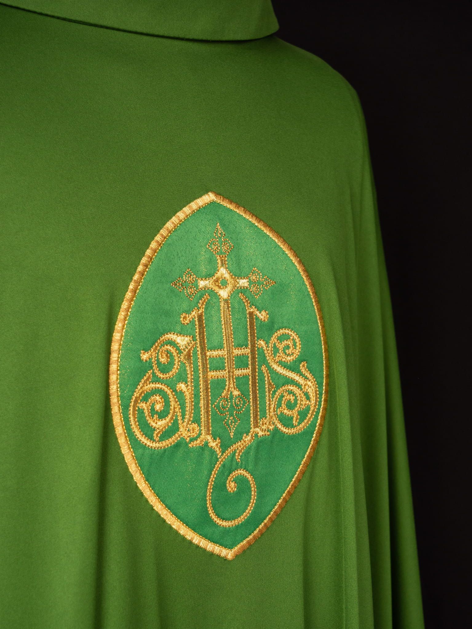 Ornat haftowany z symbolem IHS - zielony (H196) - Ornaty zielone - zdjęcie 2 - Ornat haftowany z symbolem IHS - zielony (H196)