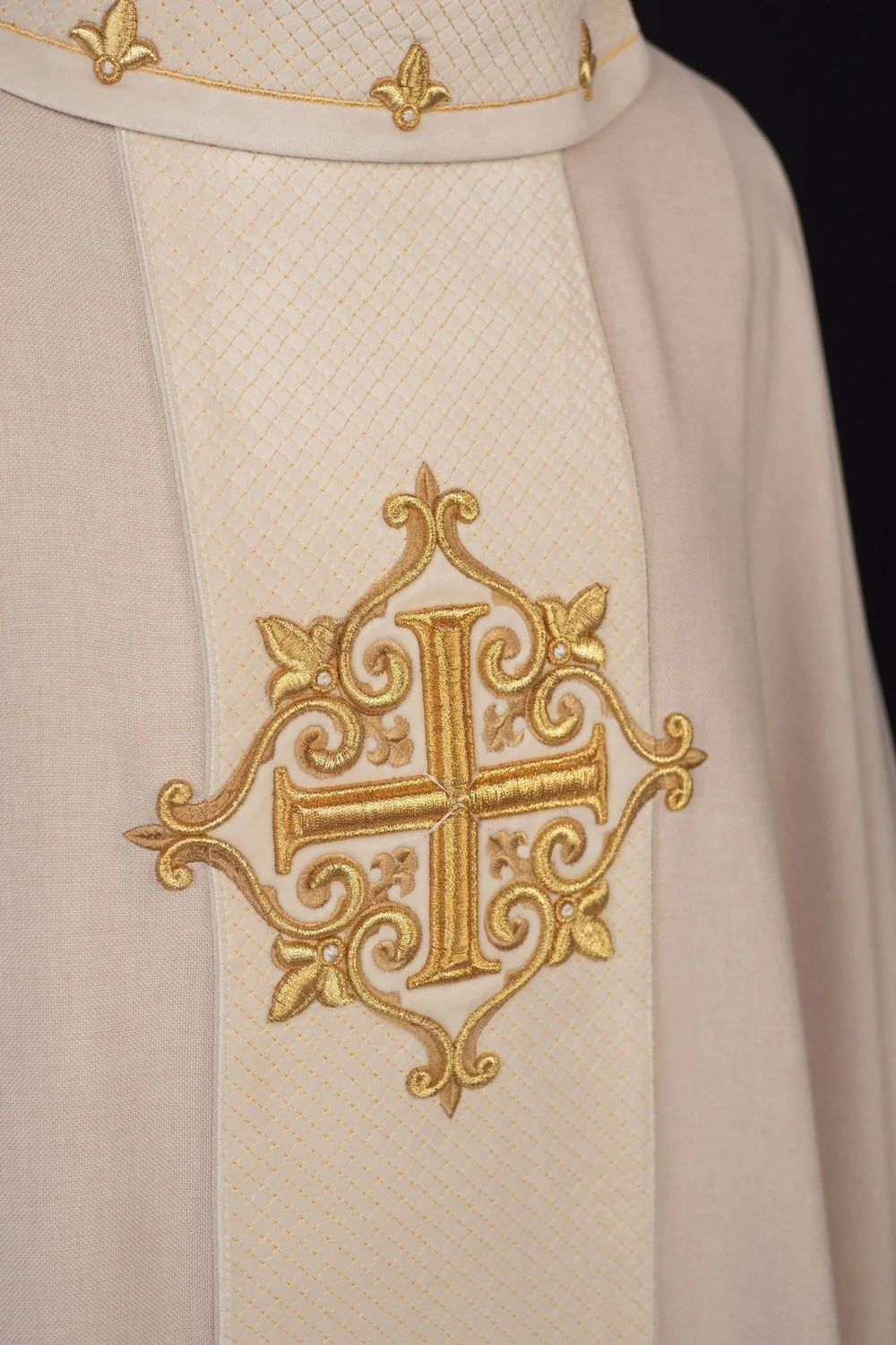 Ornat haftowany ecru, aksamit, symbol krzyża (H208) - Ornaty białe/ ecru - zdjęcie 2 - Ornat haftowany ecru, aksamit, symbol krzyża (H208)