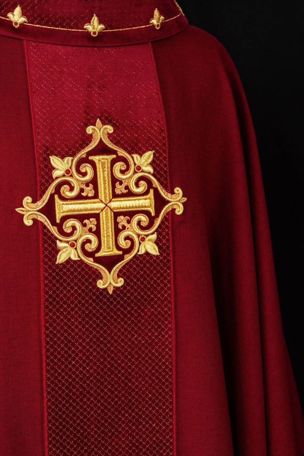 Ornat haftowany czerwony, aksamit, symbol krzyża (H210) - ORNATY NA WIELKI POST - zdjęcie 2 - Ornat haftowany czerwony, aksamit, symbol krzyża (H210)