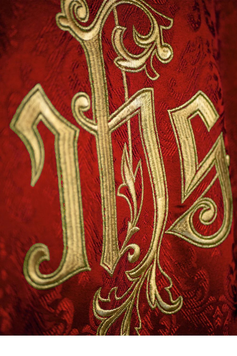 Ornat haftowany czerwony, motyw IHS, tkanina ozdobna (H219) - ORNATY NA WIELKI POST - zdjęcie 3 - Ornat haftowany czerwony, motyw IHS, tkanina ozdobna (H219)