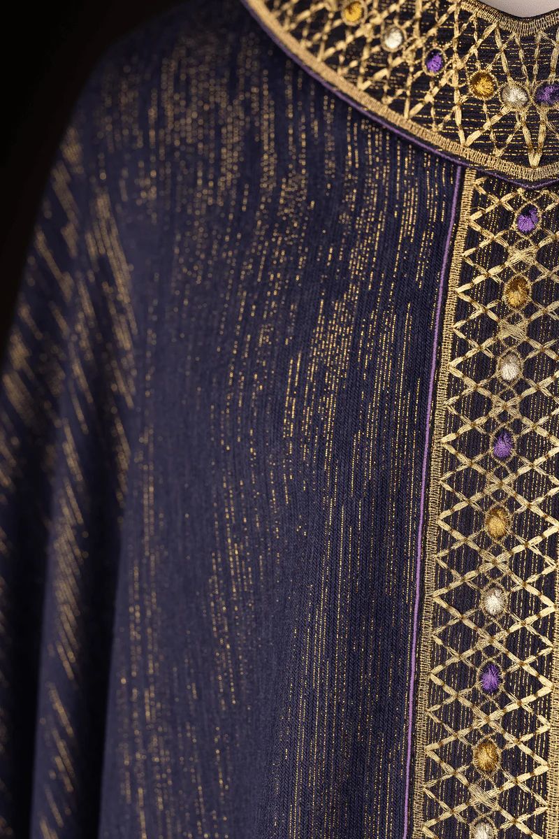 Ornat fioletowy, z haftowanym kołnierzem i pasem (H220) - ORNATY NA WIELKI POST - zdjęcie 2 - Ornat fioletowy, z haftowanym kołnierzem i pasem (H220)