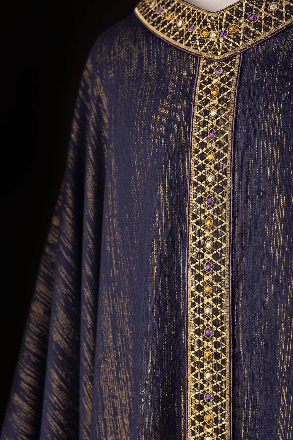 Ornat fioletowy, z haftowanym kołnierzem i pasem (H220) - ORNATY NA WIELKI POST - zdjęcie 3 - Ornat fioletowy, z haftowanym kołnierzem i pasem (H220)