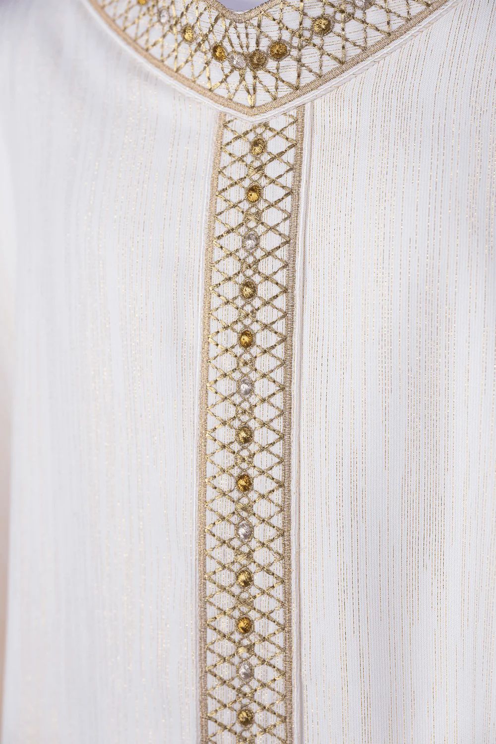 Ornat biały, z haftowanym kołnierzem i pasem (H221) - Ornaty białe/ ecru - zdjęcie 2 - Ornat biały, z haftowanym kołnierzem i pasem (H221)