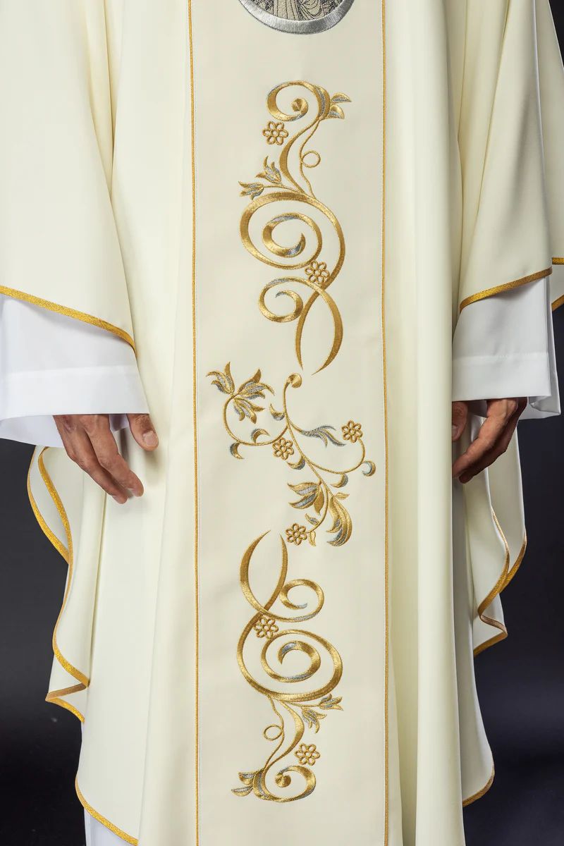 Ornat z haftowanym wizerunkiem Matki Bożej Ostrobramskiej (102H) - Ornaty Maryjne - zdjęcie 4 - Ornat z haftowanym wizerunkiem Matki Bożej Ostrobramskiej (102H)