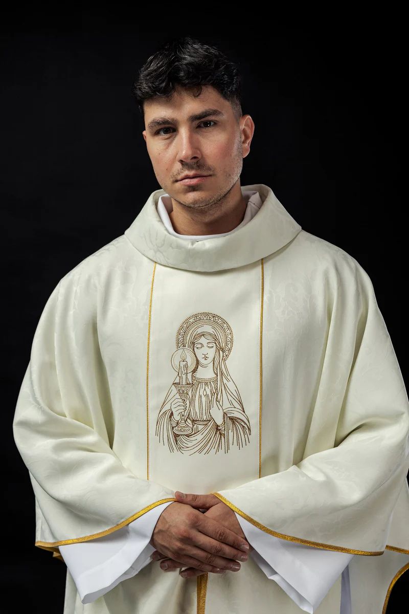 Ornat z haftowanym wizerunkiem Matki Bożej Gromnicznej (114H) - Ornaty z wizerunkiem świętych - Nowość