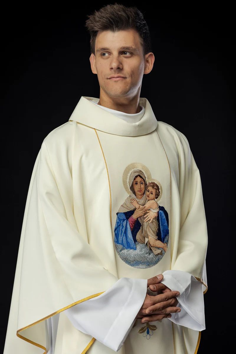 Ornat z haftowanym wizerunkiem Matki Bożej z Dzieciątkiem (119H) - Ornaty Maryjne - Nowość