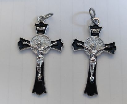 Krzyżyk Św. Benedykta 4,5x2,5 cm (czarna emalia) - KRZYŻE, KRZYŻYKI - Nowość