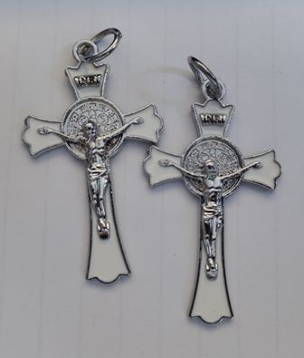 Krzyżyk Św. Benedykta 4,5x2,5 cm (biała emalia) - KRZYŻE, KRZYŻYKI - Nowość