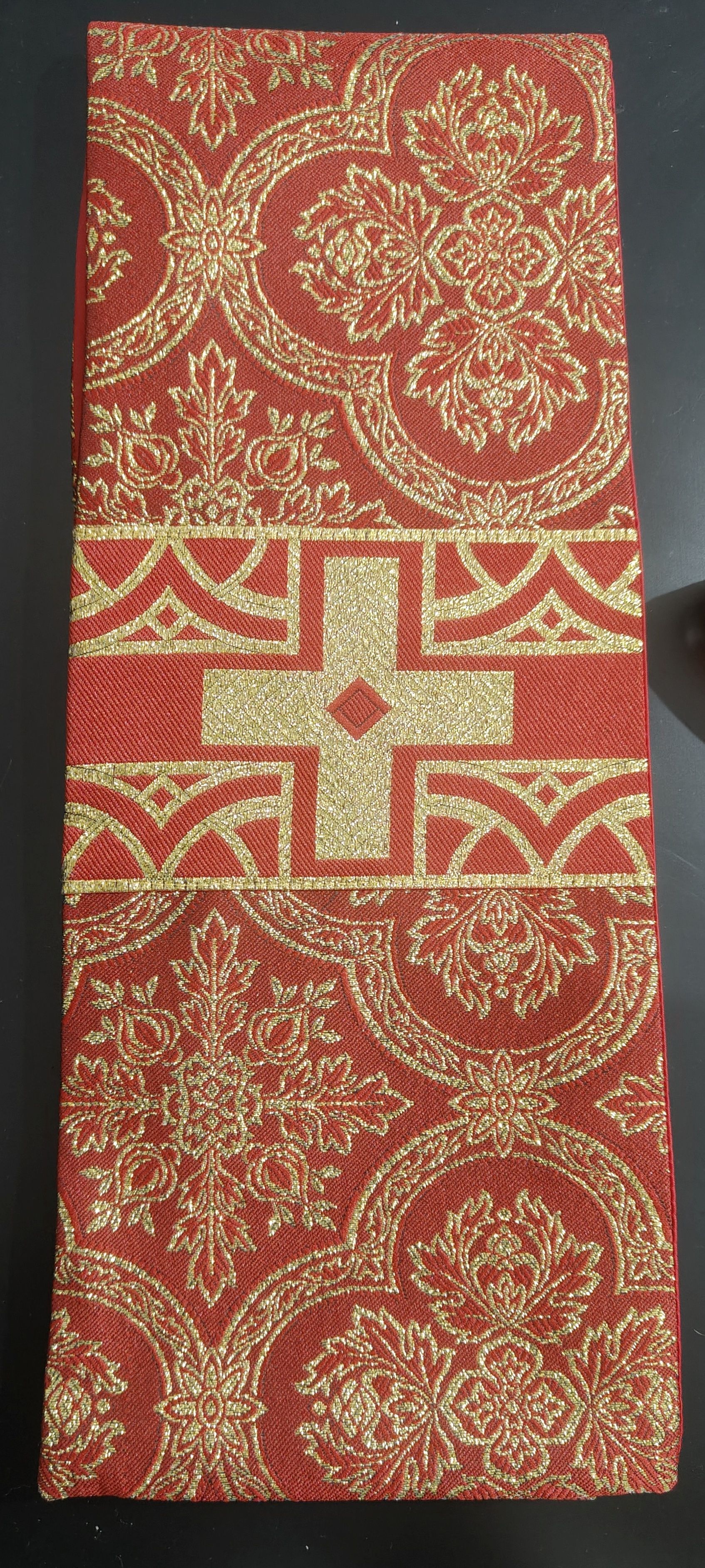 Stuła kapłańska czerwona + złote tłoczone wzory nr 44 - STUŁY NA WIELKI POST - Nowość