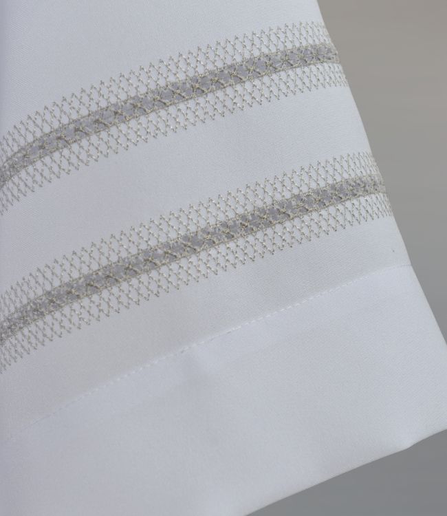 Komża kapłańska, biała z maszynową, popielatą mereżką (18) - KOMŻE I ALBY  KAPŁAŃSKIE - zdjęcie 2 - Komża kapłańska, biała z maszynową, popielatą mereżką (18)