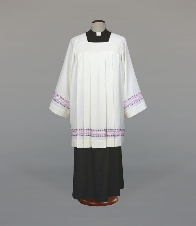 Komża kapłańska zdobiona delikatnym fioletowym haftem (30) - KOMŻE I ALBY  KAPŁAŃSKIE - Nowość