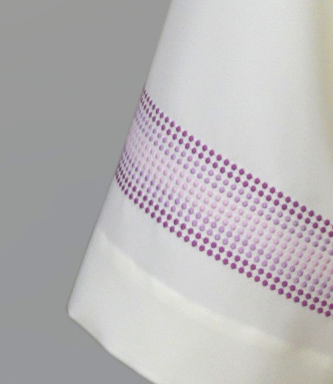 Alba kapłańska zdobiona delikatnym fioletowym haftem (A50) - KOMŻE I ALBY  KAPŁAŃSKIE - zdjęcie 2 - Alba kapłańska zdobiona delikatnym fioletowym haftem (A50)