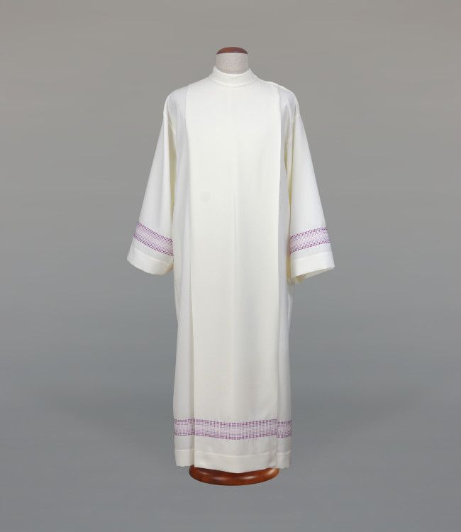 Alba kapłańska zdobiona delikatnym fioletowym haftem (A50) - KOMŻE I ALBY  KAPŁAŃSKIE - Nowość