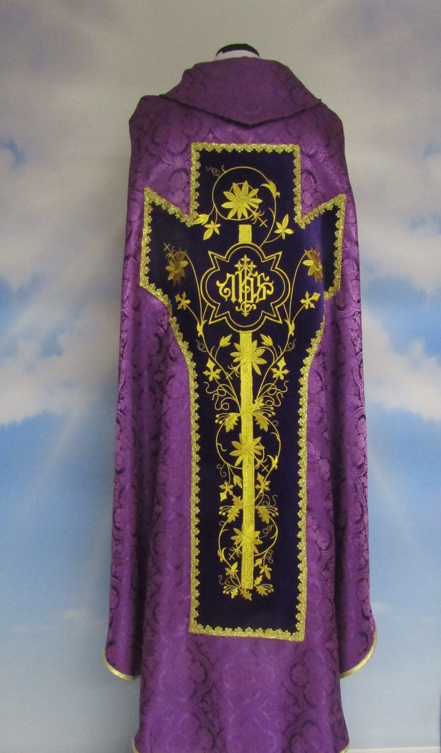 Ornat haftowany Jezus na krzyżu- rozeta fiolet (T6) - ORNATY NA WIELKI POST - zdjęcie 2 - Ornat haftowany Jezus na krzyżu- rozeta fiolet (T6)