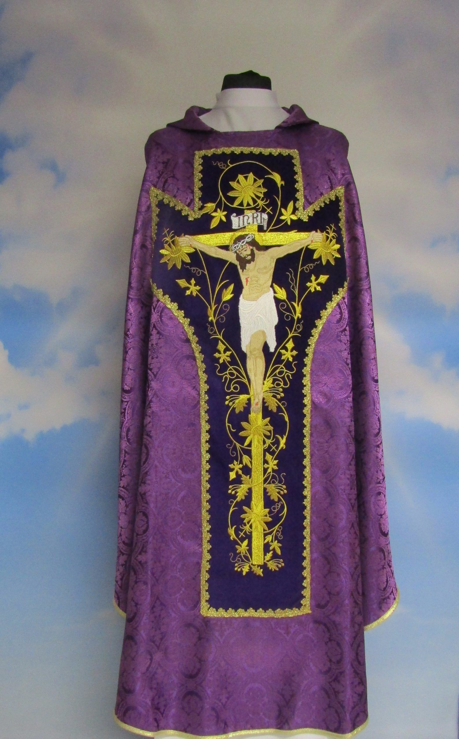 Ornat haftowany Jezus na krzyżu- rozeta fiolet (T6) - ORNATY NA WIELKI POST - Nowość