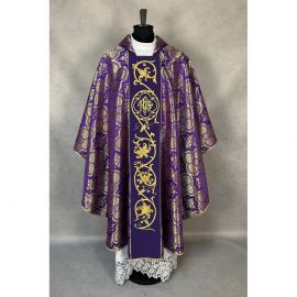 Ornat gotycki fioletowy, haftowany IHS (18K) - Ornaty fioletowe - zdjęcie 2 - Ornat gotycki fioletowy, haftowany IHS (18K)
