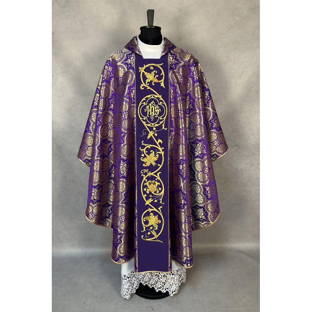 Ornat gotycki fioletowy, haftowany IHS (18K) - Ornaty fioletowe - zdjęcie 2 - Ornat gotycki fioletowy, haftowany IHS (18K)