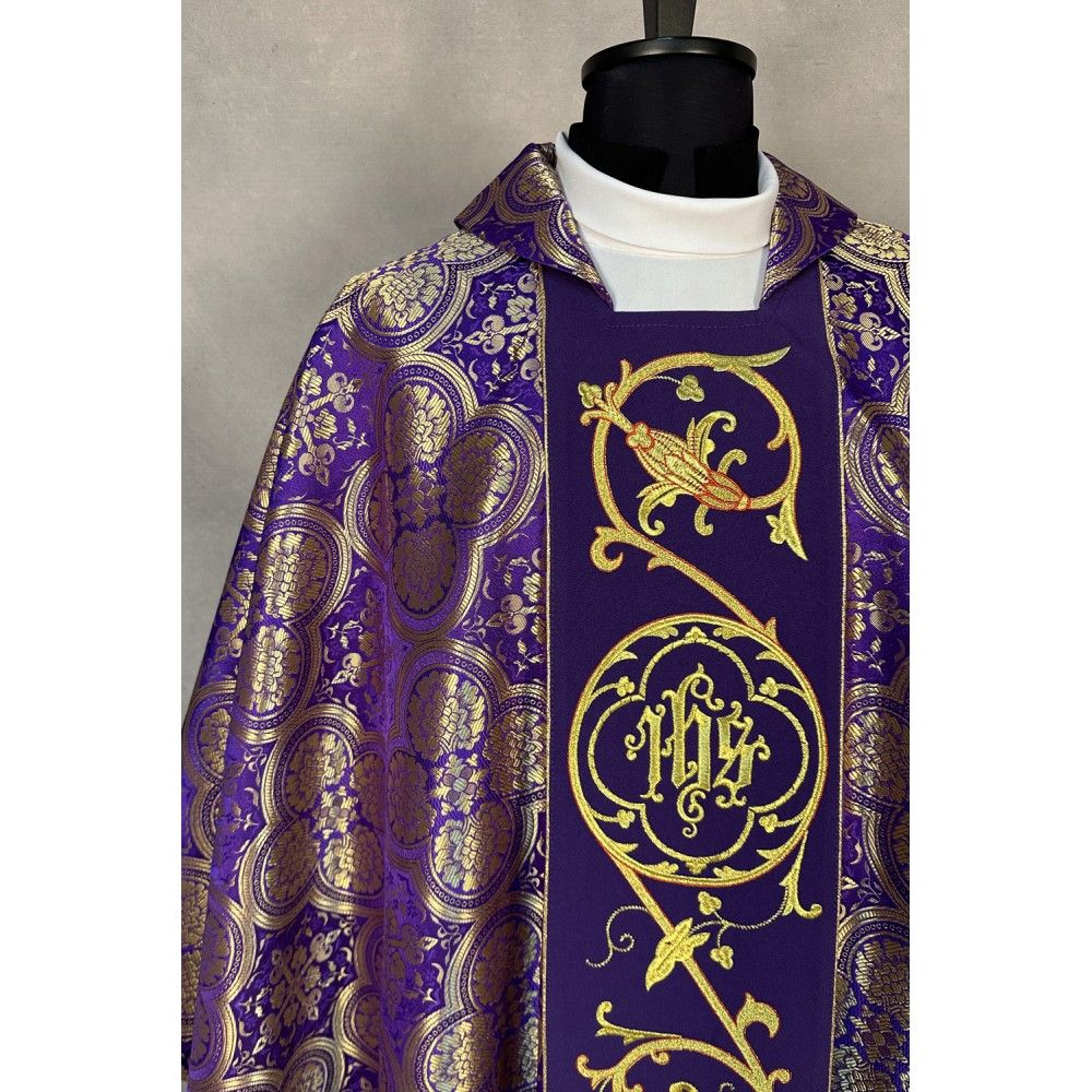 Ornat gotycki fioletowy, haftowany IHS (18K) - Ornaty fioletowe - zdjęcie 3 - Ornat gotycki fioletowy, haftowany IHS (18K)