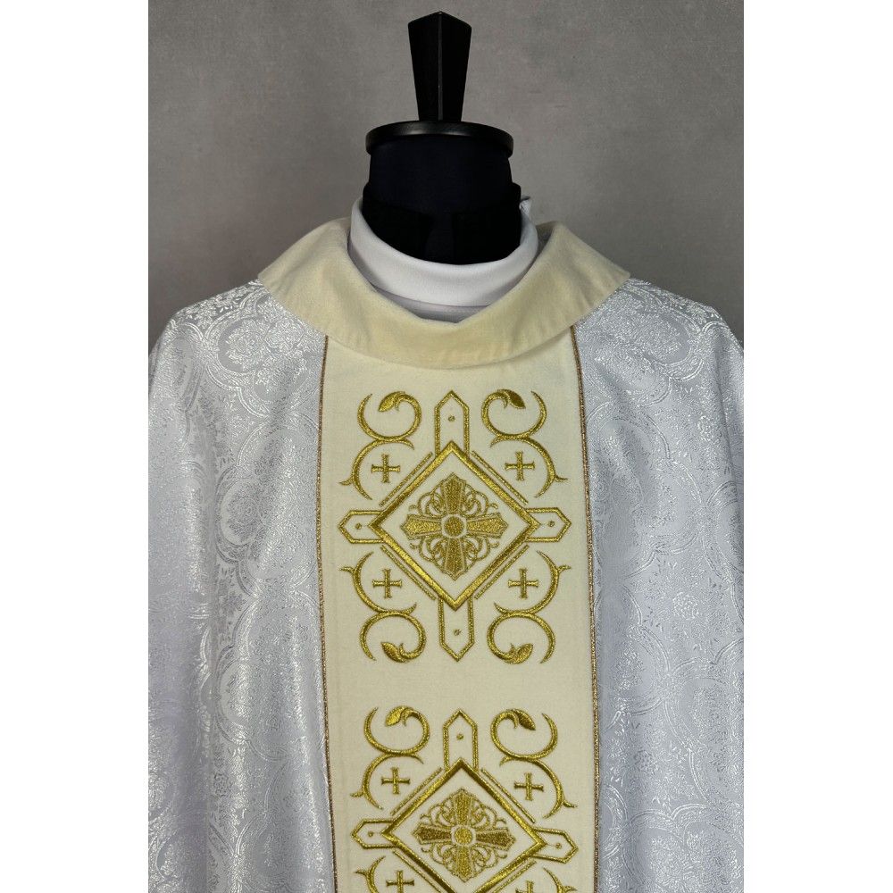 Ornat gotycki biały, haftowany, pas aksamit (80K) - Ornaty białe/ ecru - zdjęcie 3 - Ornat gotycki biały, haftowany, pas aksamit (80K)