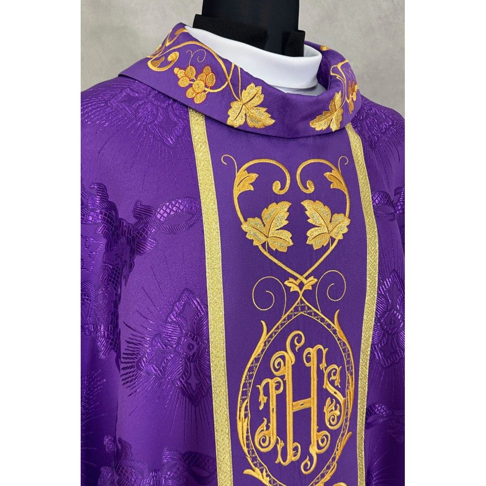 Ornat gotycki fioletowy, haftowany IHS (115K) - Ornaty fioletowe - zdjęcie 2 - Ornat gotycki fioletowy, haftowany IHS (115K)