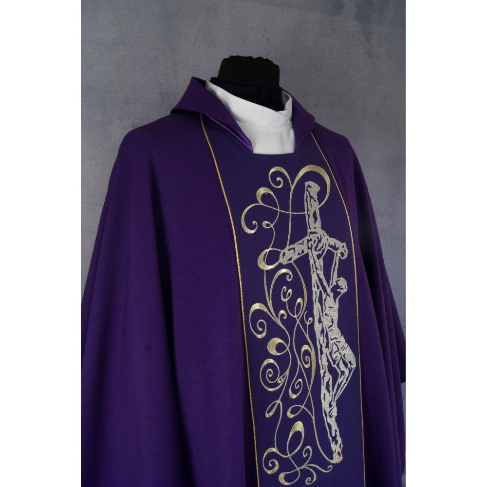 Ornat gotycki fioletowy, haftowany Chrystus na krzyżu (144K) - ORNATY NA WIELKI POST - zdjęcie 2 - Ornat gotycki fioletowy, haftowany Chrystus na krzyżu (144K)