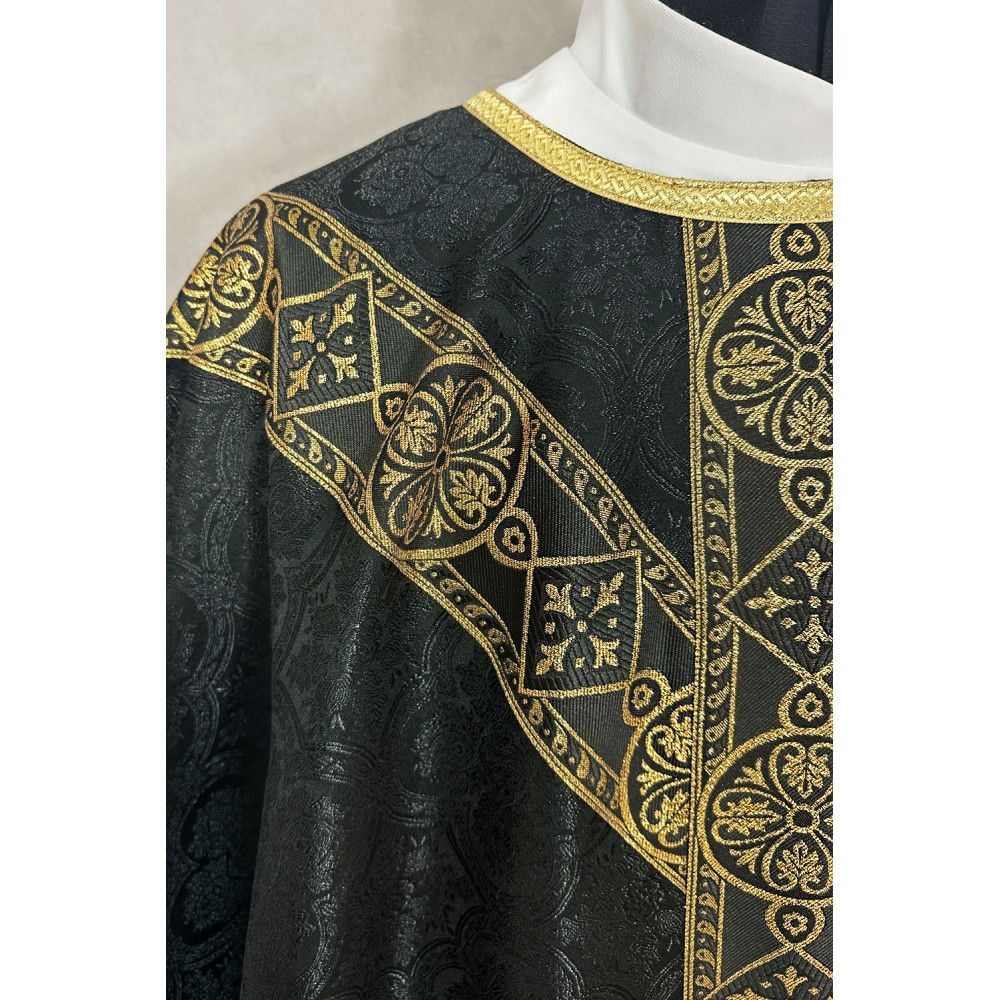 Ornat semi gotycki + stuła, kolor czarny, tkane pas (42K) - Ornaty Semi Gotyckie - zdjęcie 2 - Ornat semi gotycki + stuła, kolor czarny, tkane pas (42K)