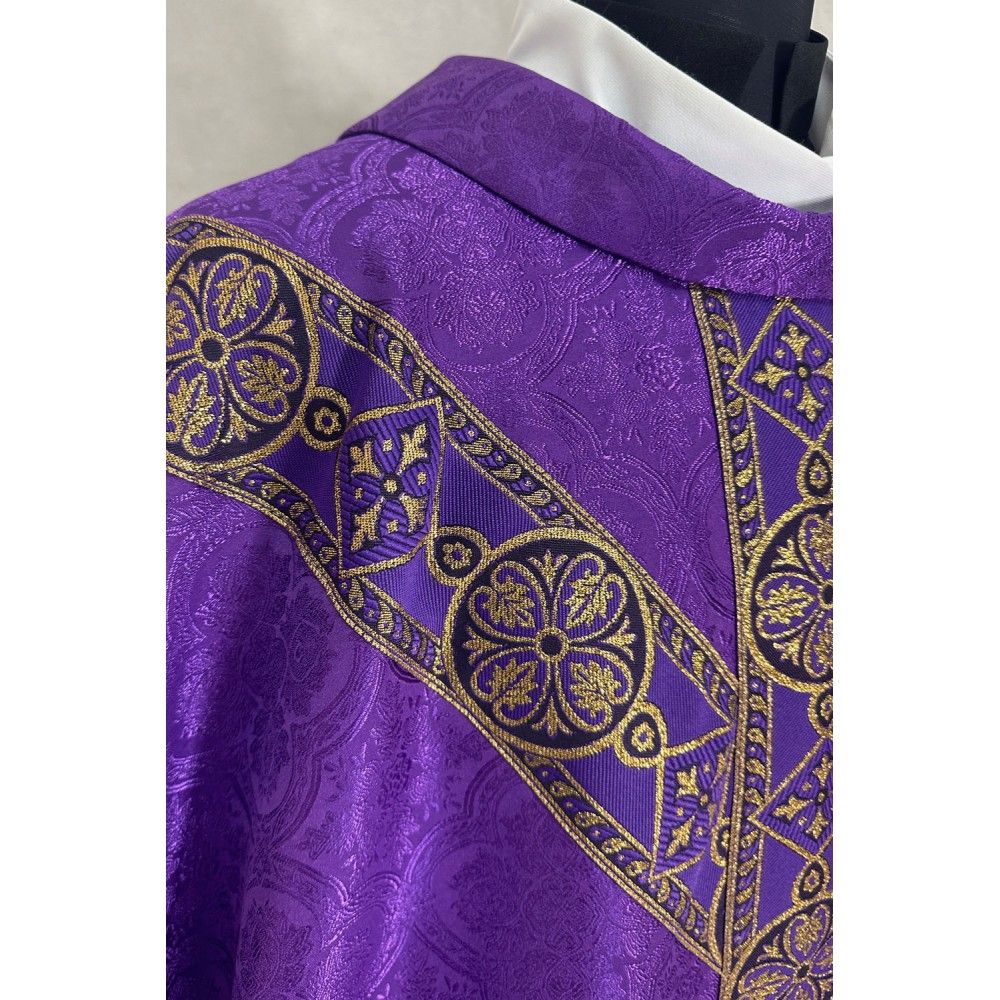 Ornat semi gotycki, fioletowy, tkanina żakard, pasy tkane (59K) - ORNATY NA WIELKI POST - zdjęcie 2 - Ornat semi gotycki, fioletowy, tkanina żakard, pasy tkane (59K)