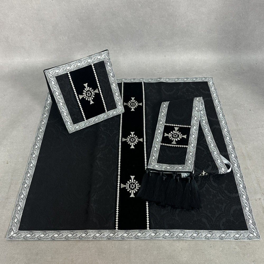 Ornat semi gotycki czarny + akcesoria, tkanina żakard, pasy aksamit (105K) - Ornaty Semi Gotyckie - zdjęcie 2 - Ornat semi gotycki czarny + akcesoria, tkanina żakard, pasy aksamit (105K)