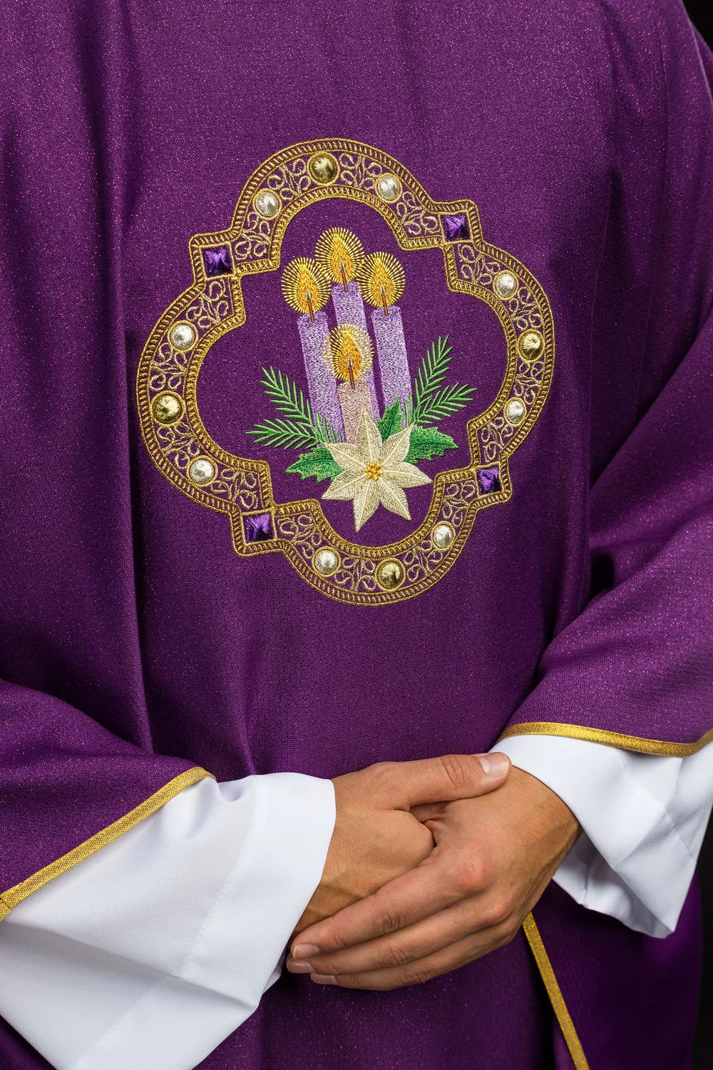 Ornat Adwentowy haftowany- błyszcząca tkanina (3) - Szaty liturgiczne - zdjęcie 2 - Ornat Adwentowy haftowany- błyszcząca tkanina (3)